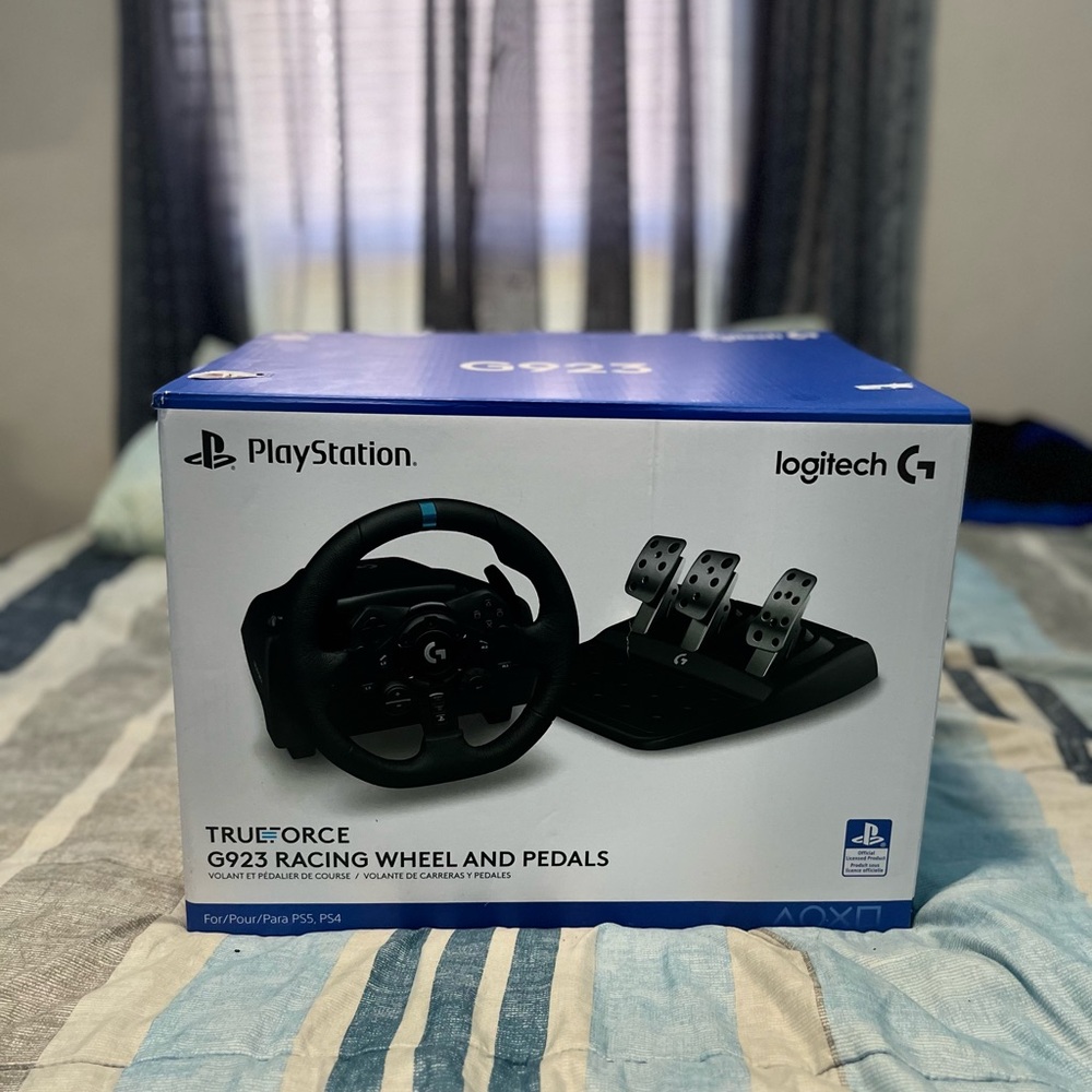 Logitech G923 Racing Wheel and Pedals for PlayStation